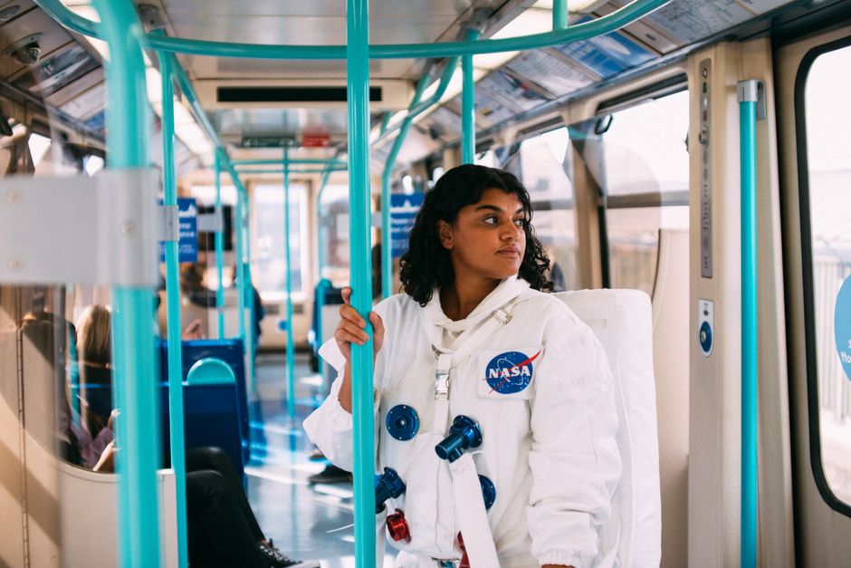 Mujer Vistiendo Un Traje Espacial Dentro De Un Tren