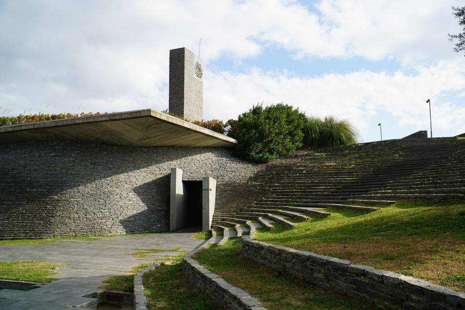 Explora el sorprendente diseño minimalista de la Mezquita Sancaklar en Estambul.