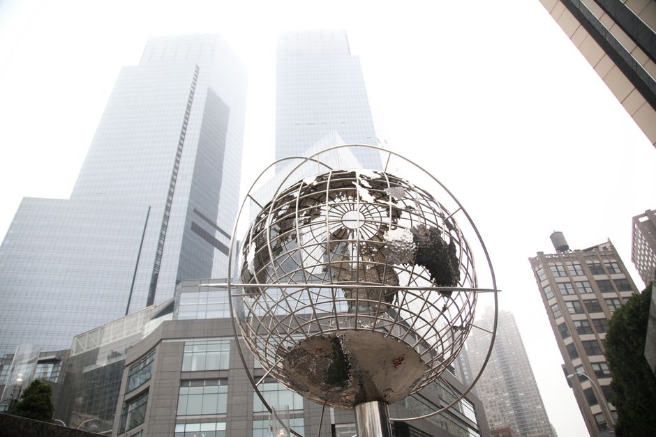 La Emblemática Escultura Del Globo Terráqueo En El Paisaje Urbano De Nueva York