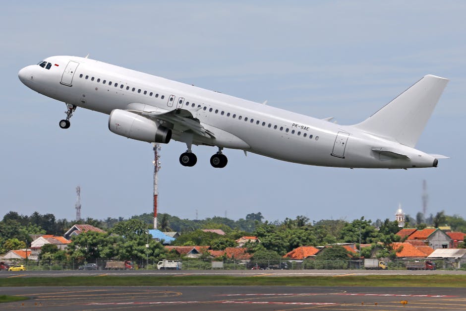 Un avión comercial despegando de la pista de un aeropuerto, mostrando la dinámica de la aviación.