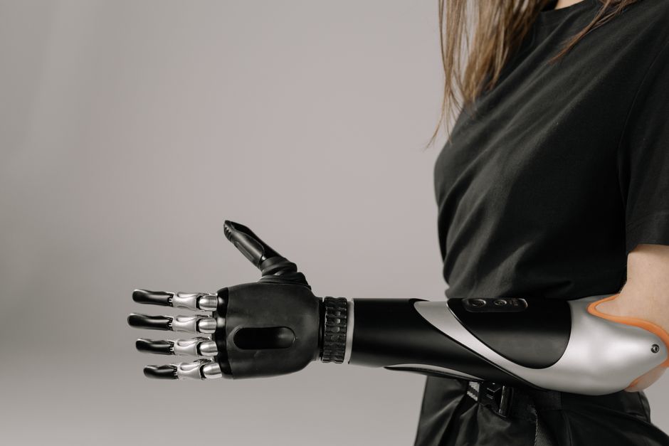 Primer plano de una mujer que lleva un brazo prostético moderno y elegante. La foto de estudio enfatiza la tecnología y la innovación.