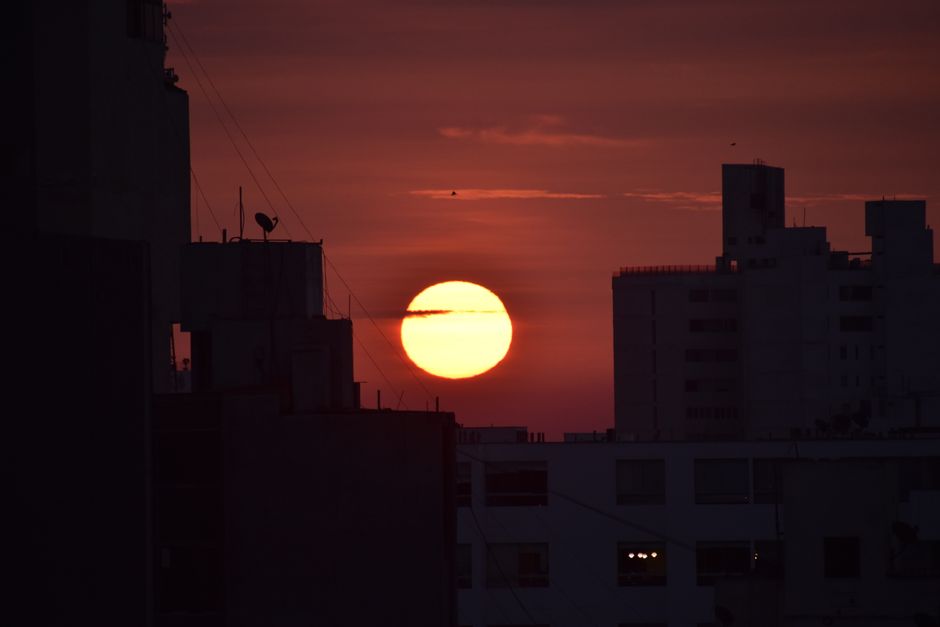 Silueta de edificios de la ciudad con un impresionante fondo de atardecer.