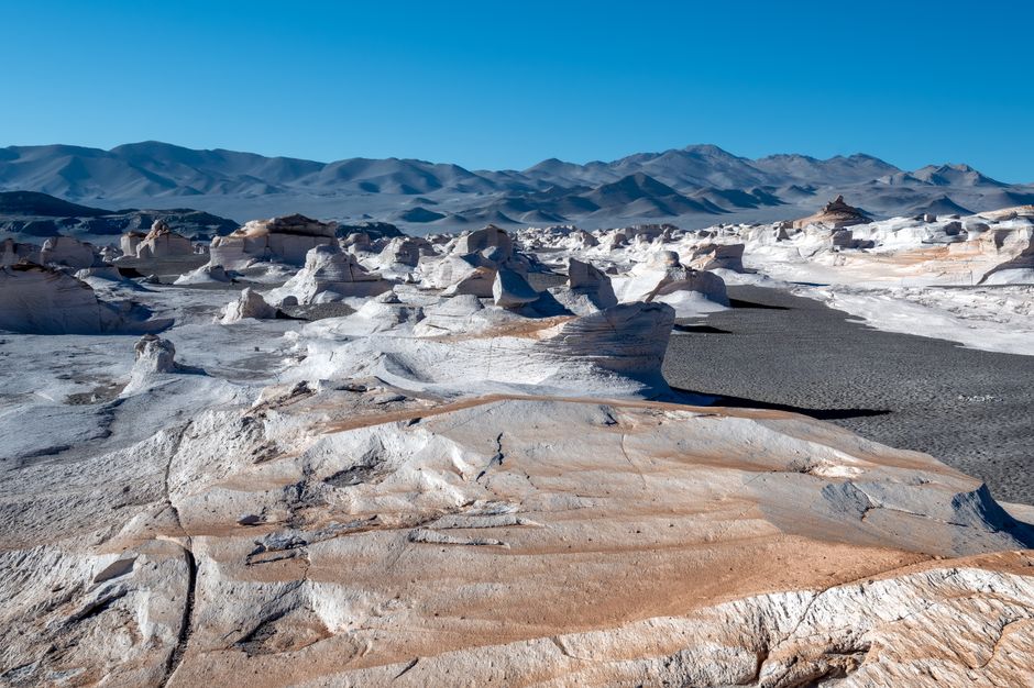 Hermoso paisaje desértico de formaciones rocosas blancas en Antofagasta de la Sierra, Argentina.