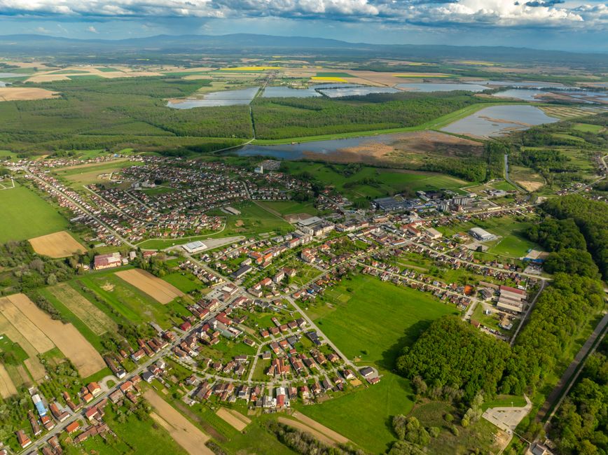 Una impresionante vista aérea de Garešnica, Croacia, que muestra campos vibrantes y áreas residenciales.