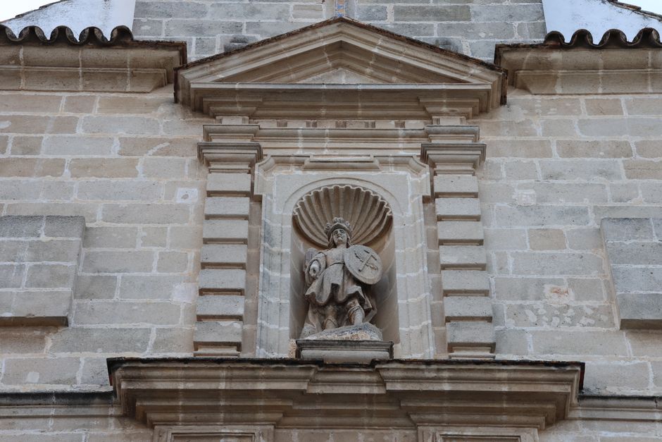 Estatua de San Miguel en la fachada del monasterio en El Puerto de Santa María, ilustrando la arquitectura histórica.