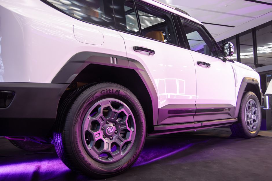 SUV moderno exhibido en su interior con una elegante iluminación violeta que resalta su elegante diseño.