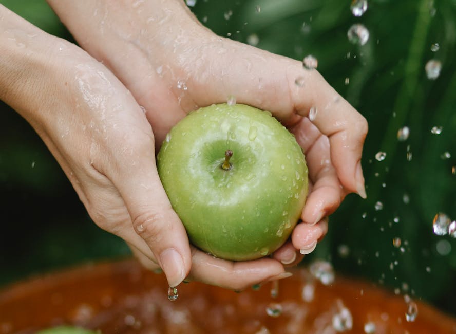 Mujer Anónima De Cultivo Lavando Manzanas Verdes En Un Tazón De Madera