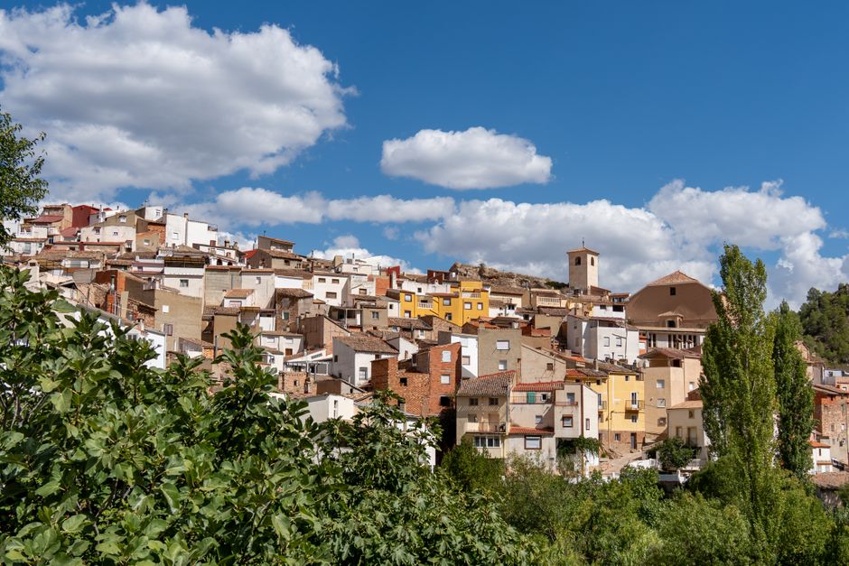 Vista colorida de la colina de Bogarra, Castilla-La Mancha, bajo un cielo azul claro.
