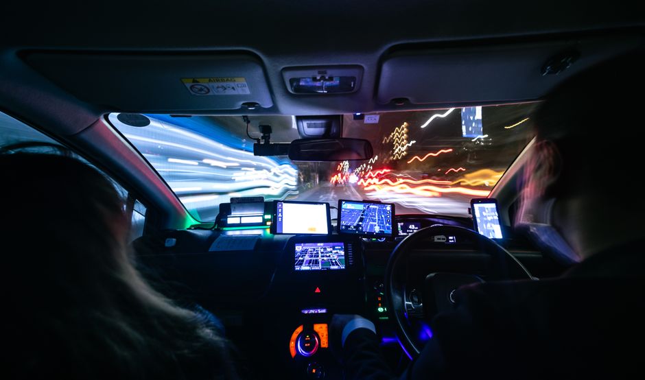 Experimenta la energía acelerada de una conducción nocturna por Kioto con luces de ciudad vibrantes y desenfoque de movimiento.