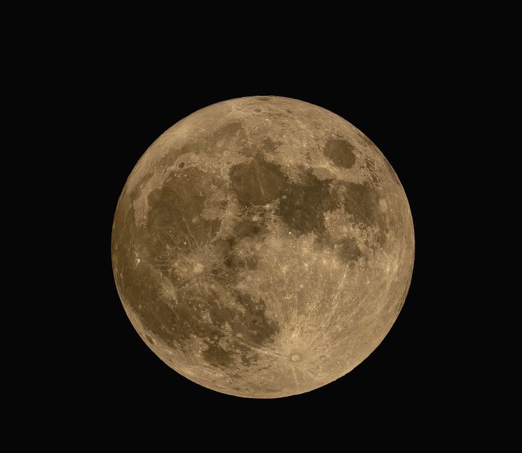 Una imagen de alta resolución de la luna llena capturada contra un cielo oscuro, mostrando detalles lunares.