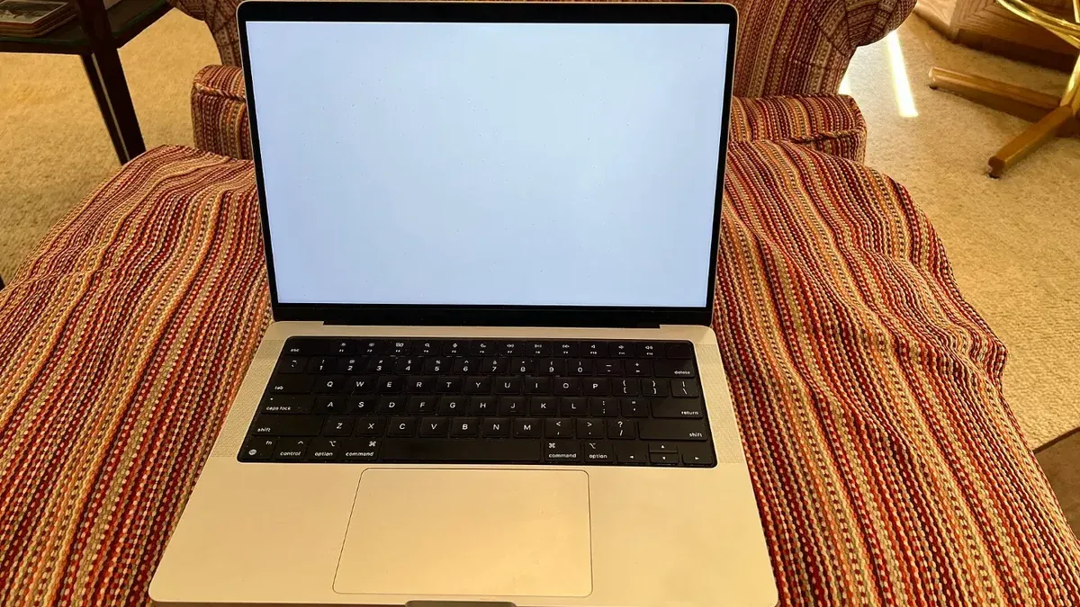 MacBook Pro OLED táctil sería más ligero, según Gurman