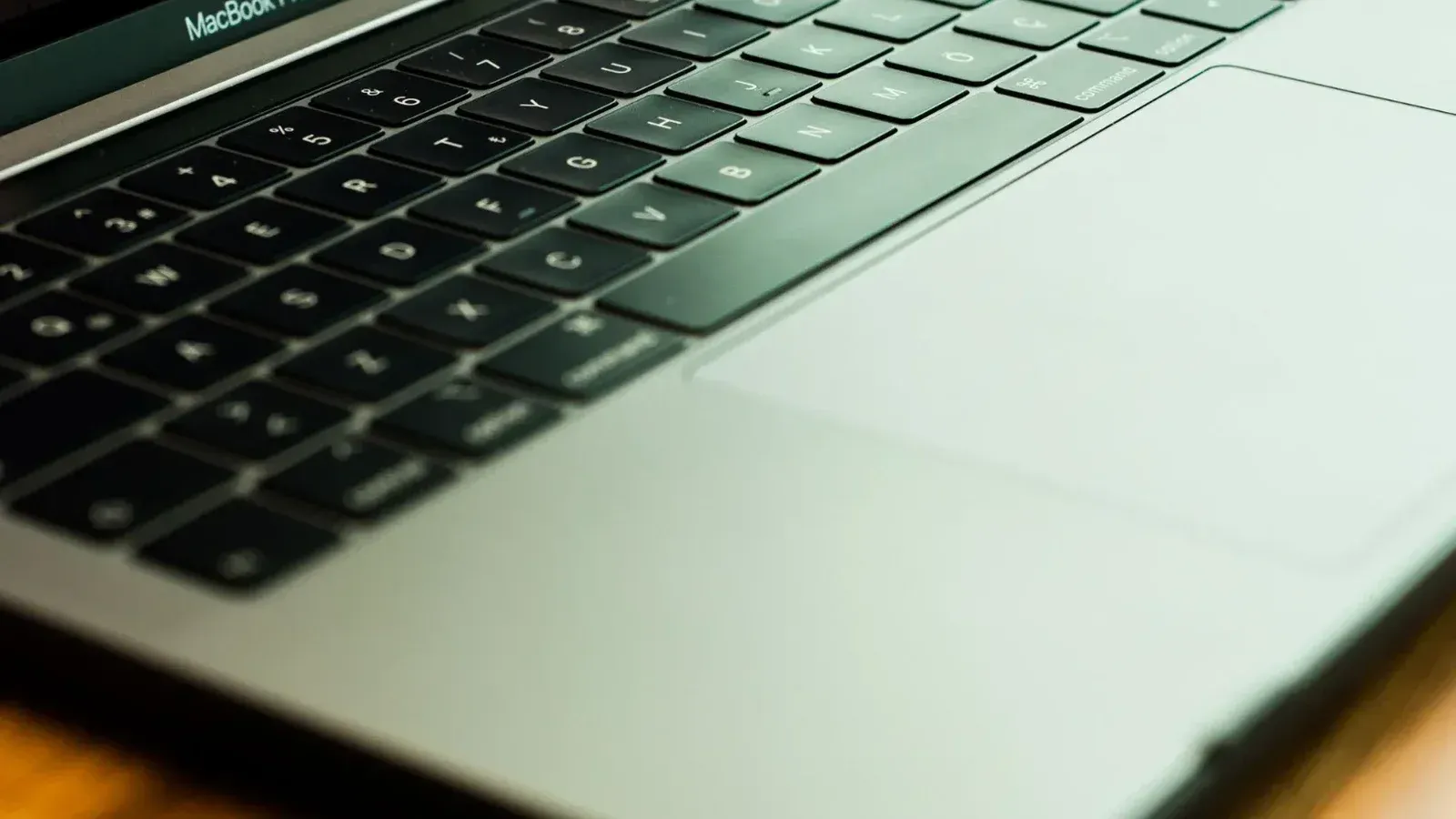 MacBook Pro táctil: macOS ajustaría sus controles
