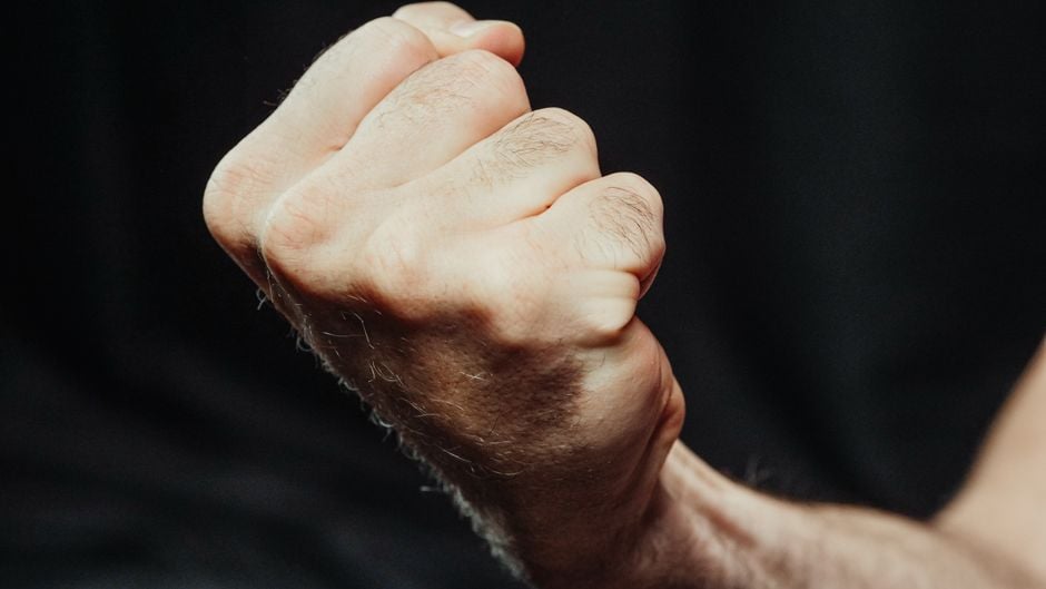 Una imagen en primer plano de un puño cerrado, simbolizando fuerza y determinación.