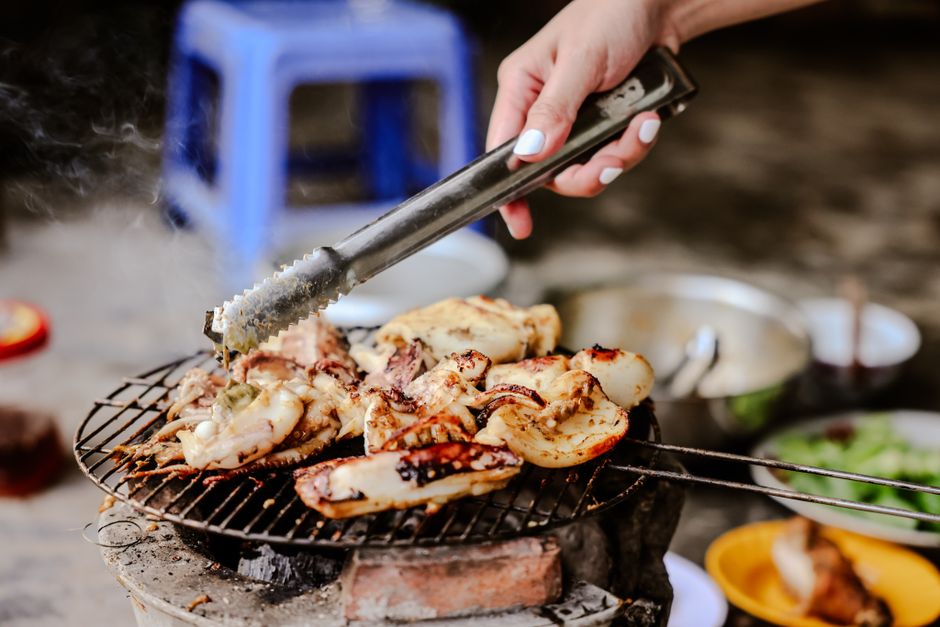 Delicioso pollo a la parrilla y mariscos preparados en una barbacoa al aire libre. Cena perfecta al aire libre.