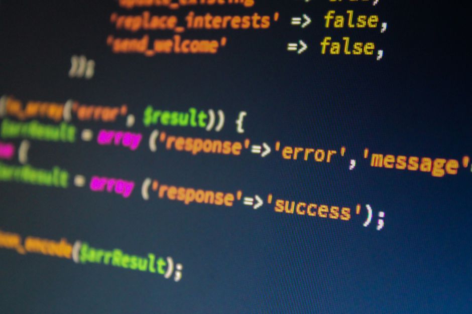 Primer plano de código PHP en un monitor, resaltando conceptos de desarrollo y programación.