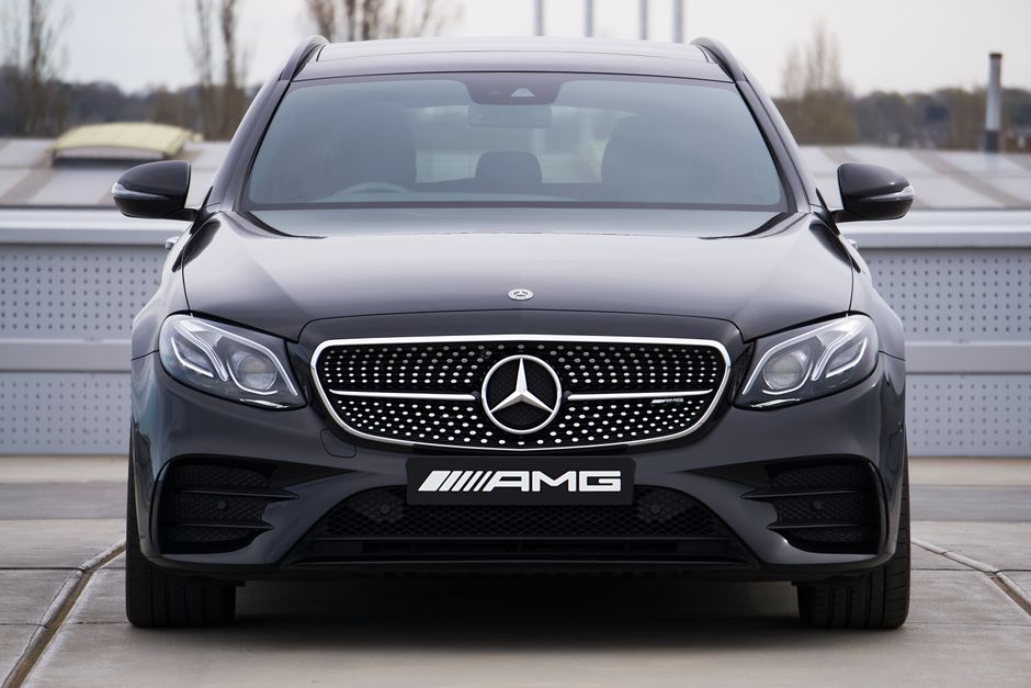 Vista frontal de un lujoso coche Mercedes AMG capturado al aire libre en el Reino Unido.