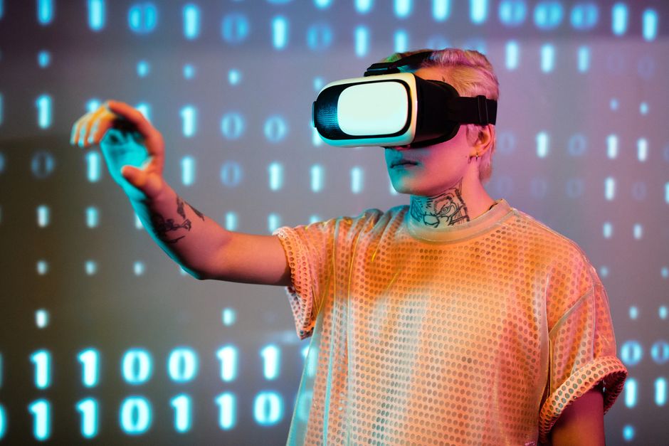 Una persona experimenta la realidad virtual con un auricular contra un fondo de código binario.