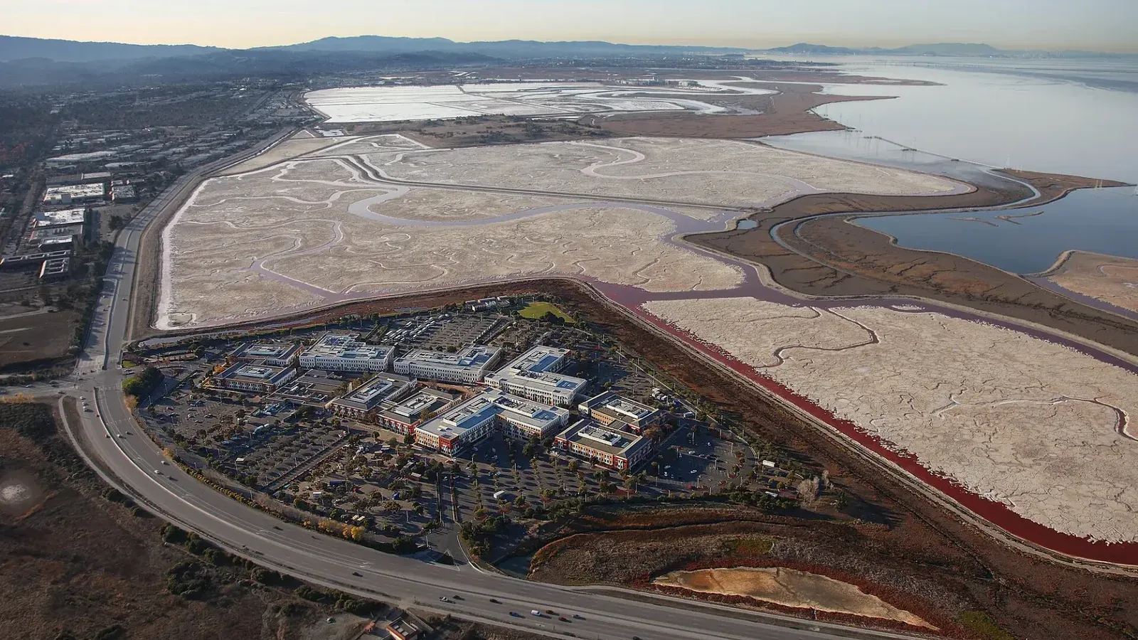 Meta combina IA y revisión humana ante amenazas escolares