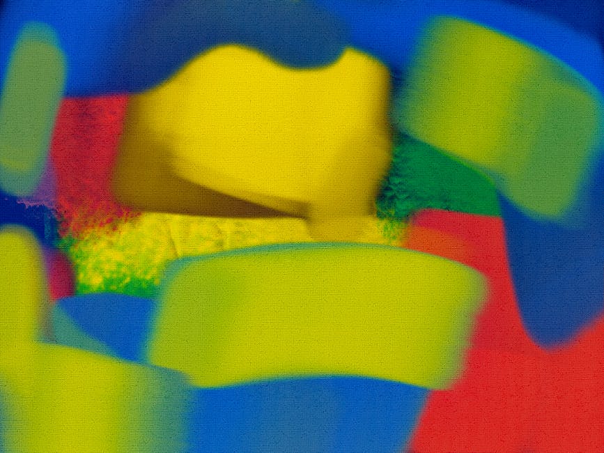 Una pintura abstracta vívida que presenta pinceladas dinámicas en amarillo, azul, rojo y verde que crean una expresión artística viva.