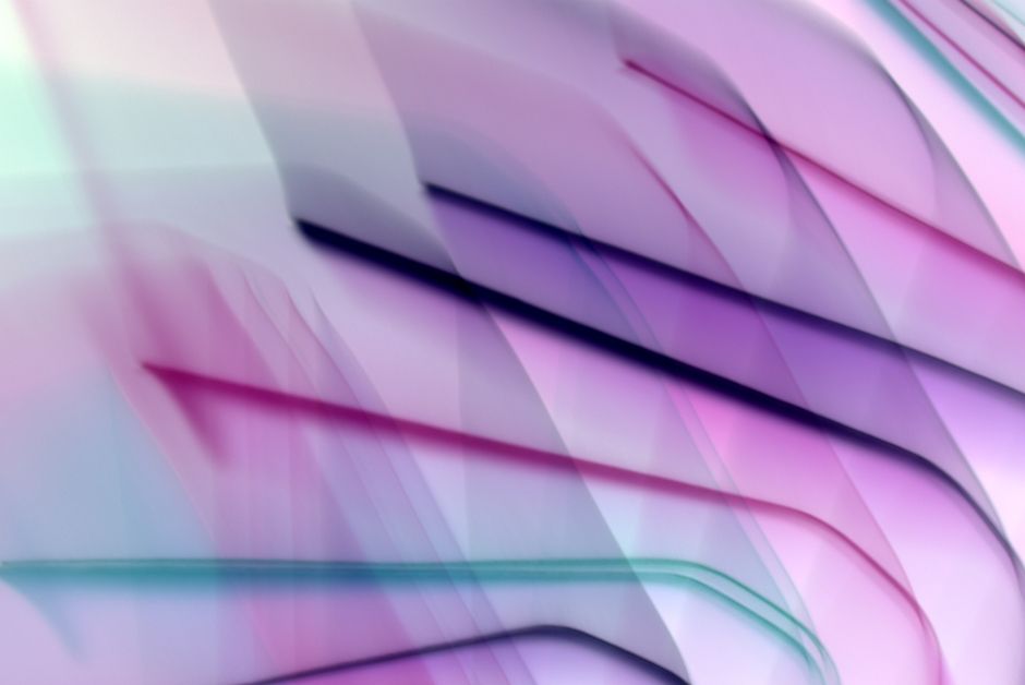 Arte abstracta dinámica con rayos de luz pastel que crean una sensación futurista.