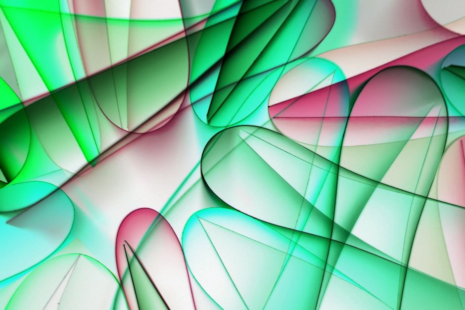 El arte abstracto dinámico con formas verdes y rosas superpuestas crea una imagen moderna.