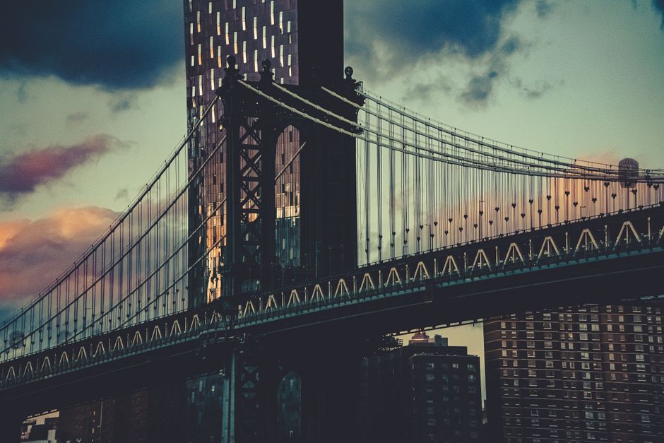 Vista del Puente de Manhattan contra el horizonte de Nueva York al atardecer.