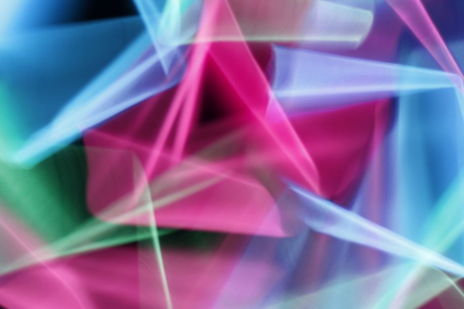 Los patrones de luz abstractos coloridos crean un efecto visual dinámico y atractivo.