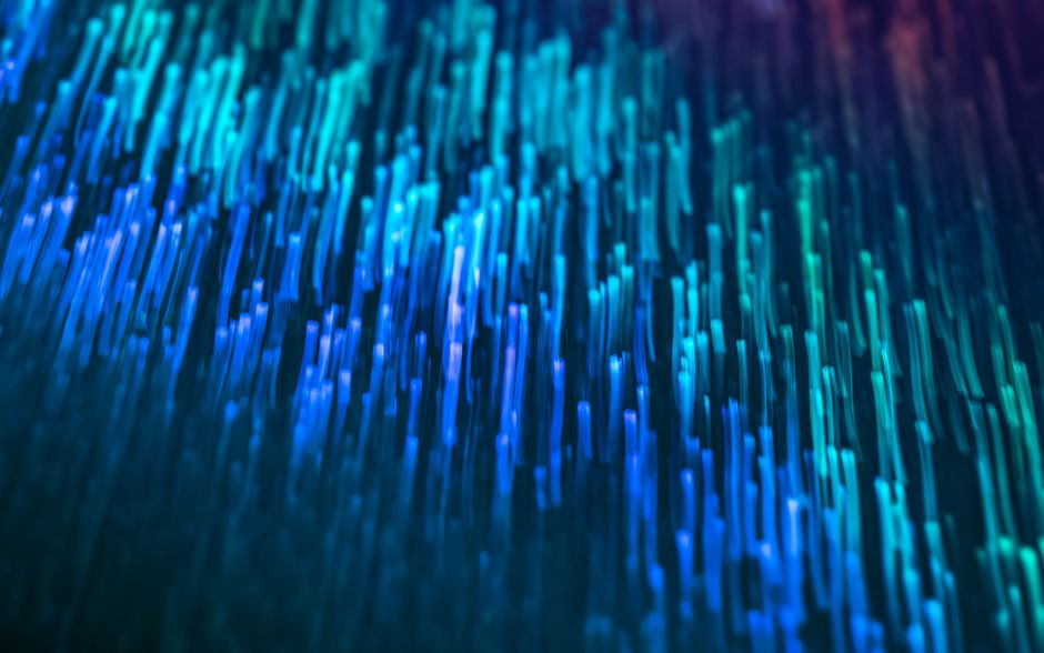 Imagen dinámica de líneas azules luminosas con un ambiente futurista y cyberpunk.