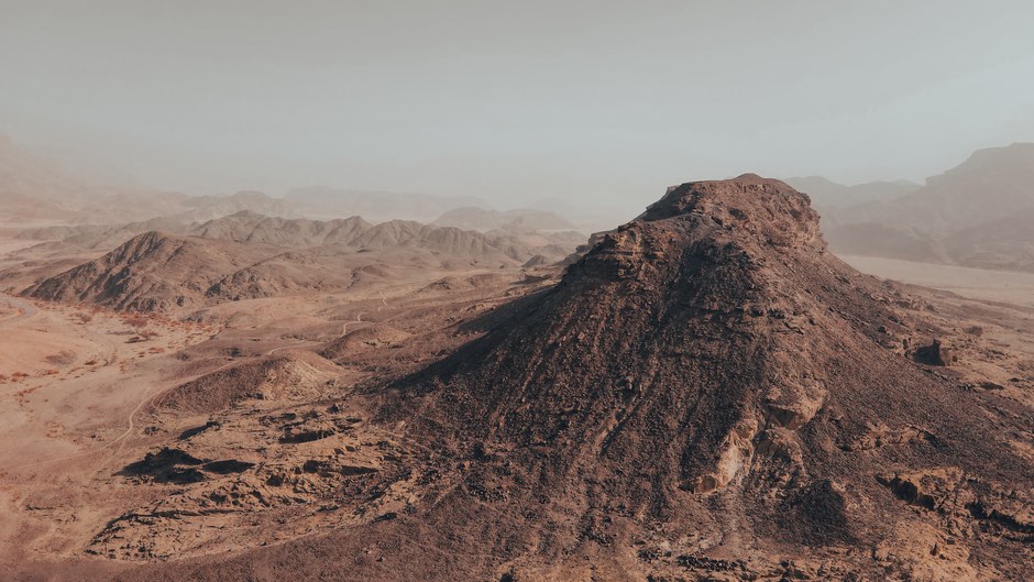 Impresionante paisaje aéreo del terreno desértico montañoso del sur de Israel.