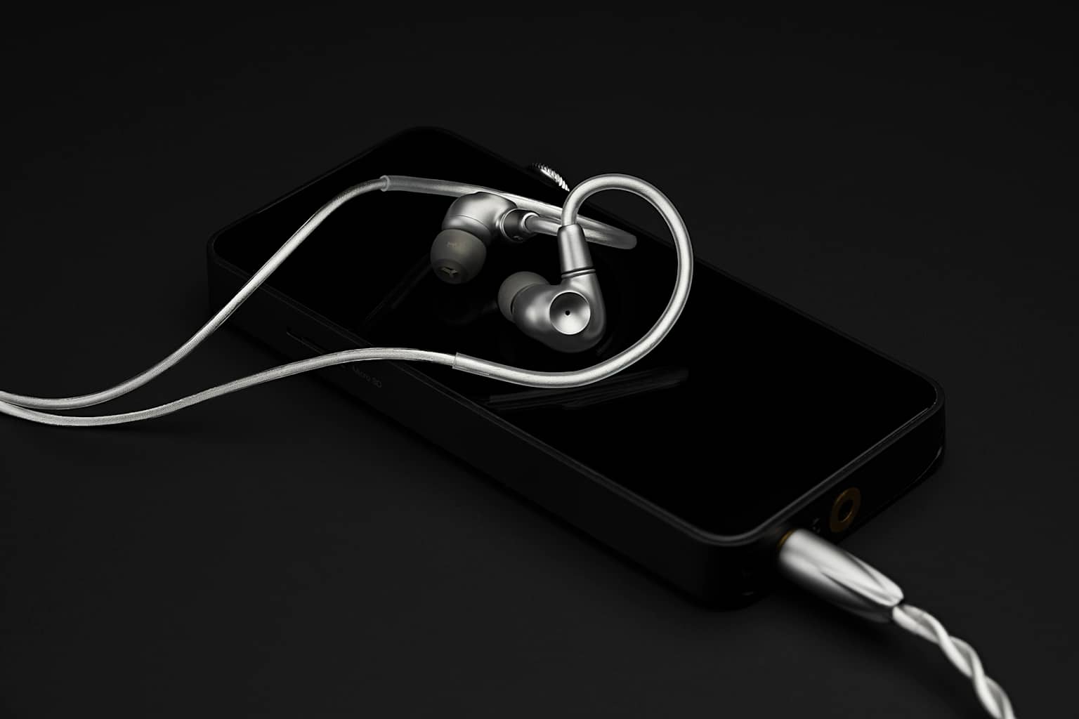 Meze Audio lanza ASTRU: audífonos in-ear premium de oro por $899