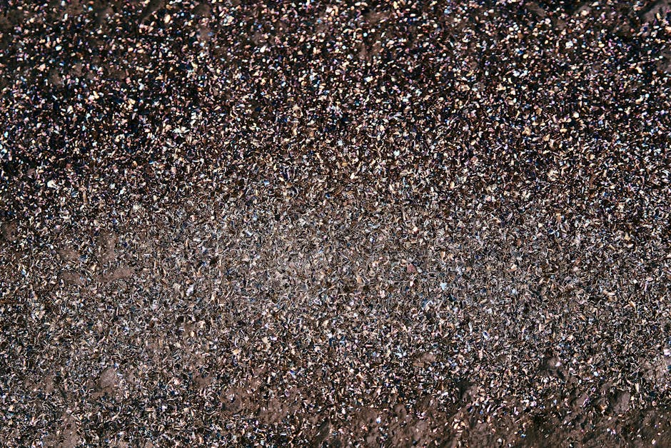 Primer plano detallado de una superficie texturizada brillante, que se asemeja al brillo o a los minerales.