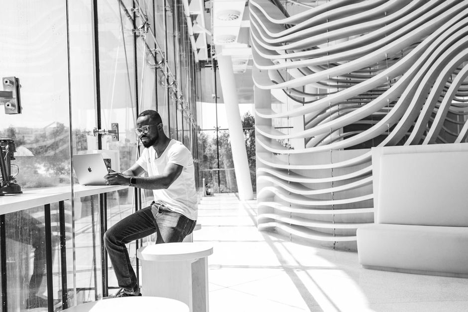 Fotos de stock gratuitas de adentro, adulto joven, afroamericano