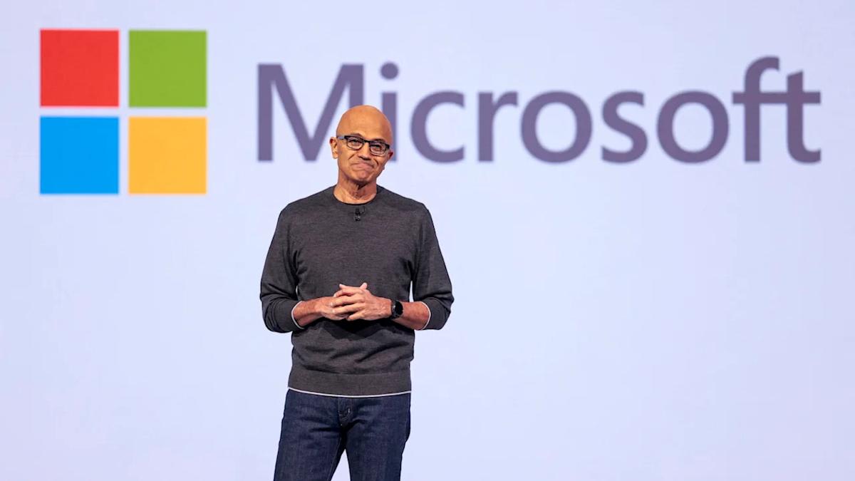 Microsoft congela contrataciones en Azure y ventas por IA