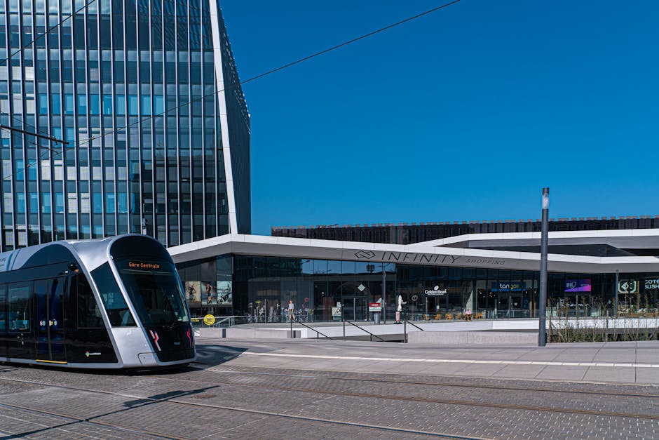Escena urbana del tranvía moderno y arquitectura contemporánea en Kirchberg, Luxemburgo.