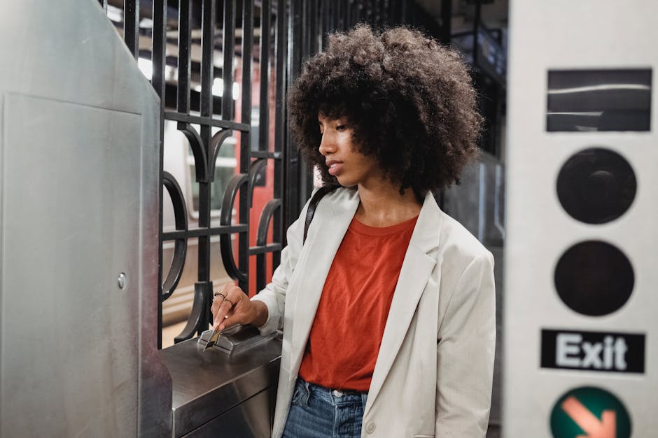 Fotos de stock gratuitas de adulto joven, blazer blanco, cabello afro