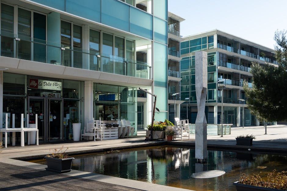 Arquitectura contemporánea y una fuente serena en una plaza de Savona, Liguria.