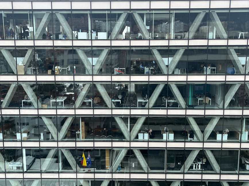 Fachada de edificio de oficinas con ventanas de vidrio y patrones geométricos en Bogotá, Colombia.
