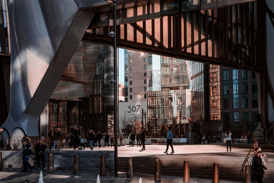 Una escena urbana bulliciosa que muestra arquitectura moderna y la vida diaria en la ciudad de Nueva York.