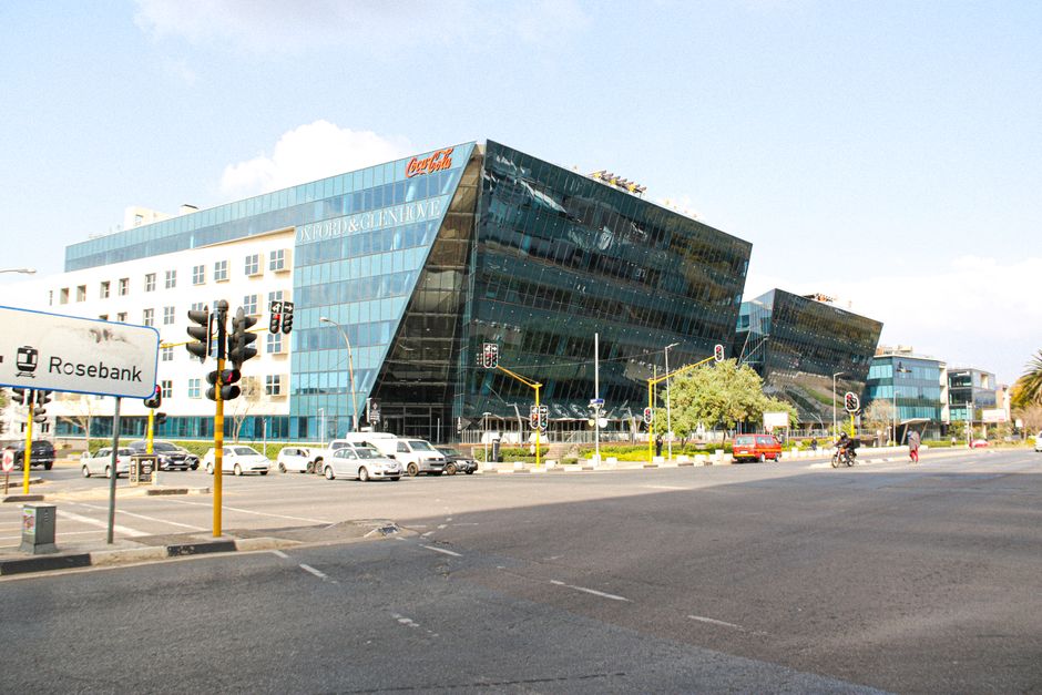 Edificios de oficinas contemporáneos en una intersección concurrida en Rosebank, Sudáfrica.