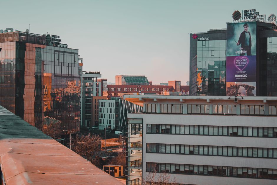Horizonte urbano de Cluj-Napoca, Rumanía, con arquitectura moderna y negocios.