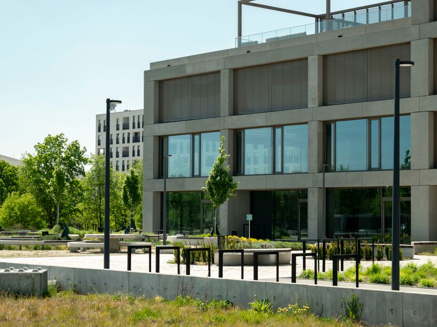 Edificio de oficinas contemporáneo en la soleada Breslavia, rodeado de zonas verdes y con cielos despejados.