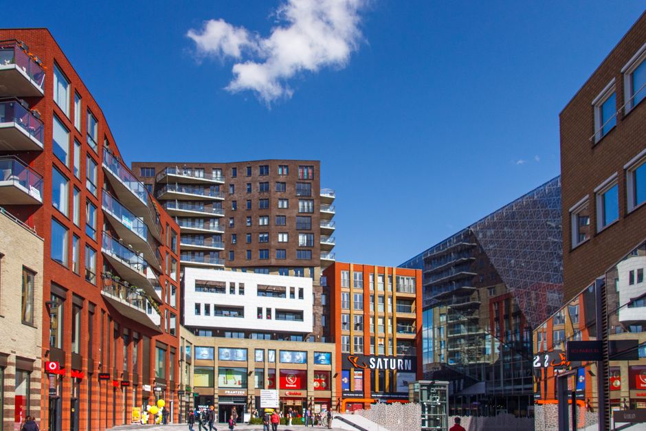 Vibrante escena callejera que muestra arquitectura moderna en Nieuwegein, Países Bajos, bajo un cielo azul brillante.