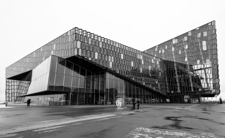 Fotografía en blanco y negro de la sala de conciertos Harpa en Reikiavik, Islandia.