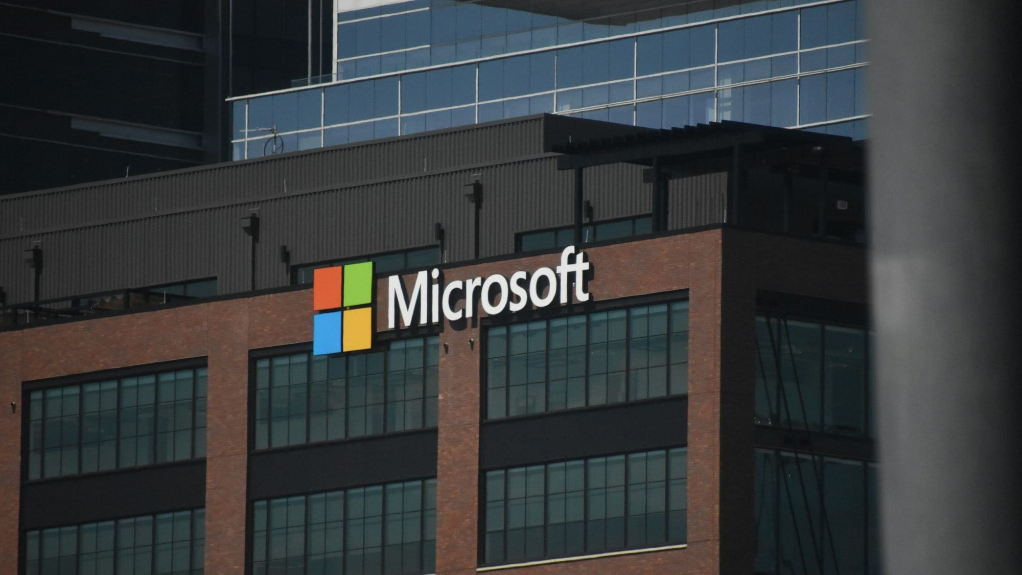 Microsoft repliega 15 unidades en China; la IA la sostiene