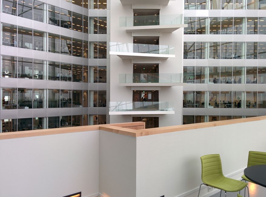 Interior elegante de un edificio de oficinas moderno que muestra balcones abiertos y diseño contemporáneo.