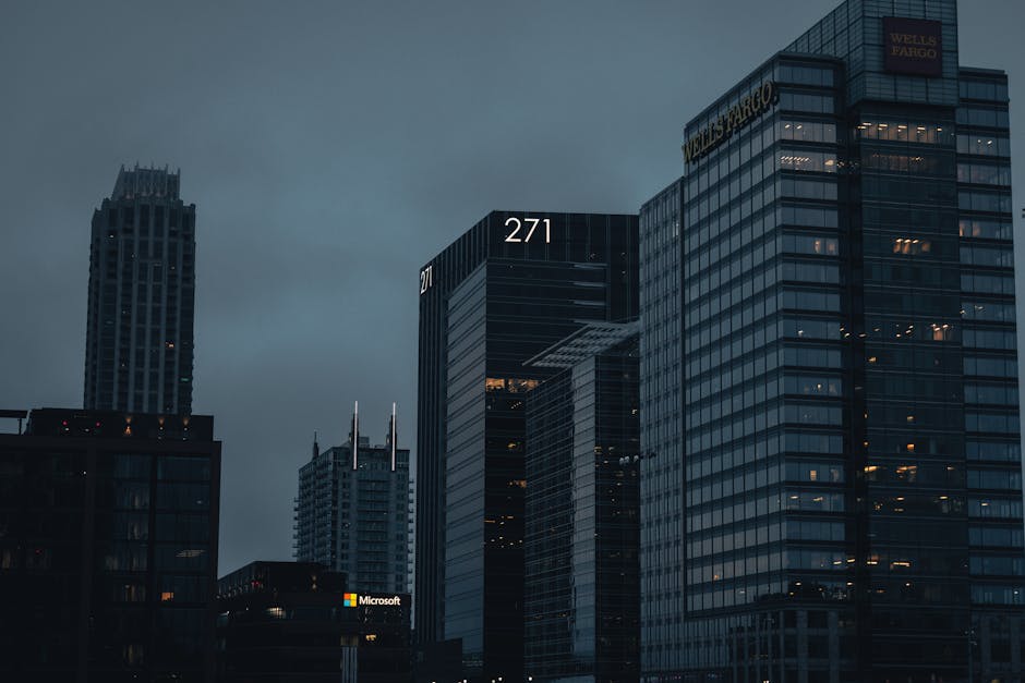 Horizonte urbano nocturno con imponente arquitectura en Atlanta, Georgia, que exuda una atmósfera oscura y melancólica.