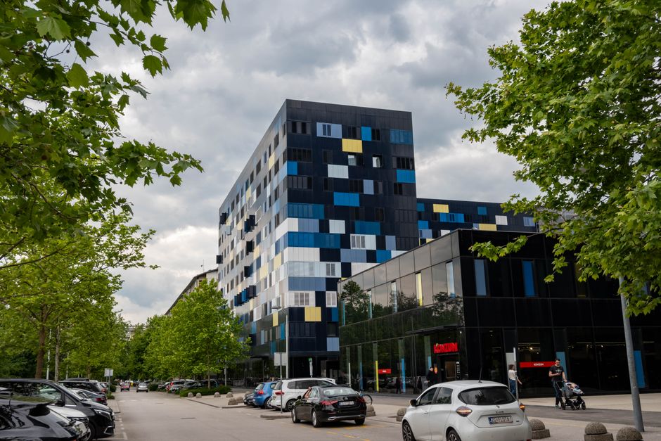 Edificios de apartamentos contemporáneos a lo largo de una calle en Zagreb, Croacia, que exhiben un diseño urbano moderno.