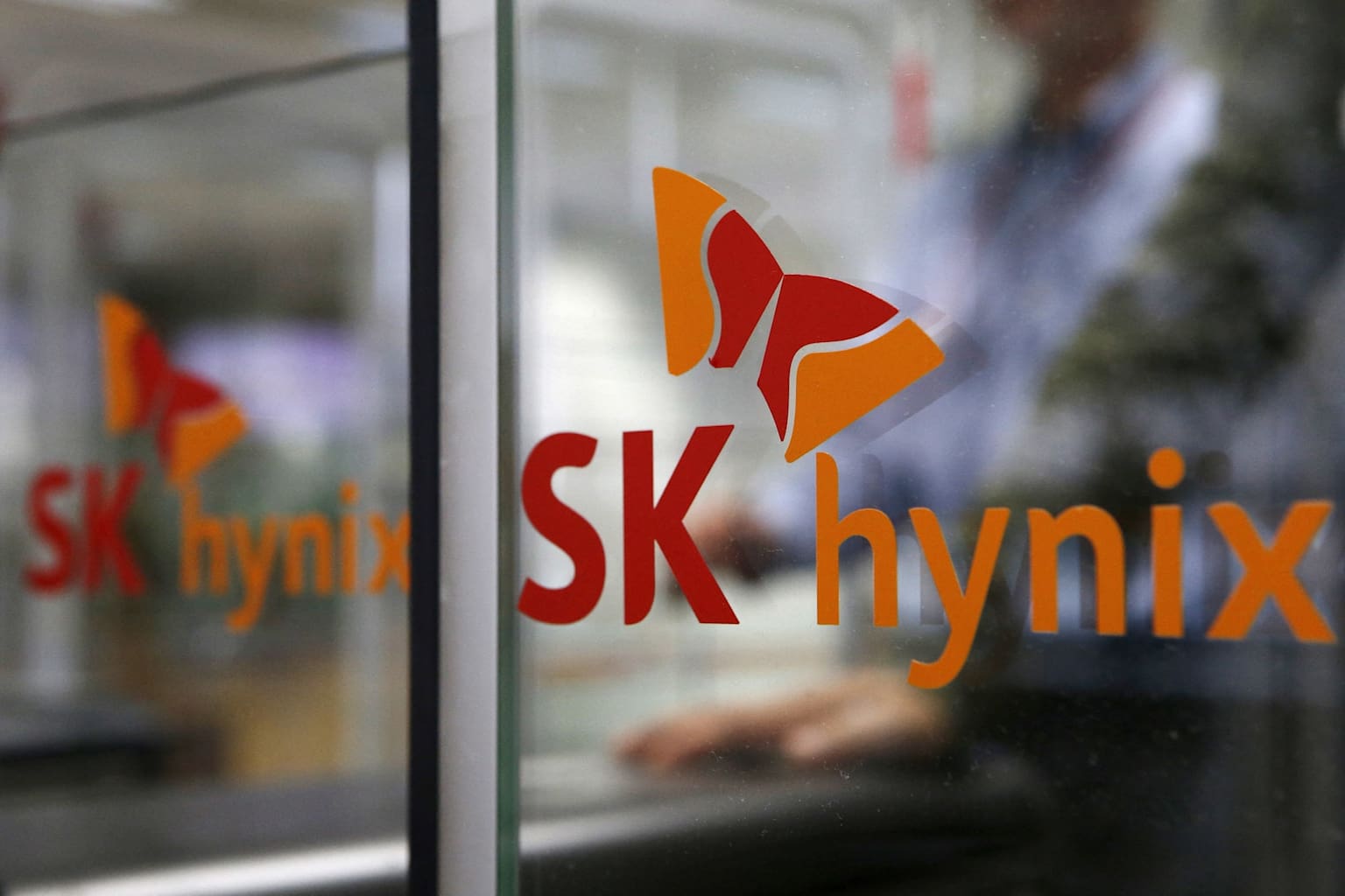 Microsoft y Google aseguran reservas de DRAM: pactan millonarios anticipos con SK Hynix
