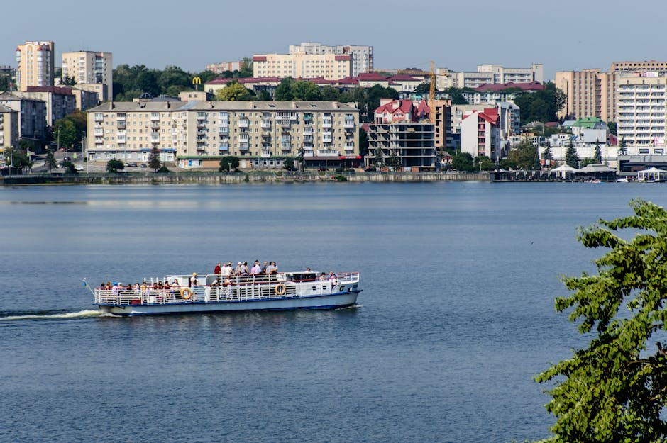 Vista Panorámica Del Lago Ternopil Desde Un Barco De Pasajeros