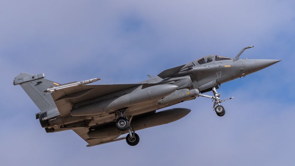 Avión de combate Rafale captado en pleno vuelo contra un cielo despejado en Los Llanos.